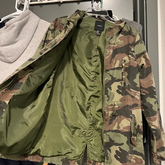 Camo Zip-Up Jacket - Picture 2 of 3